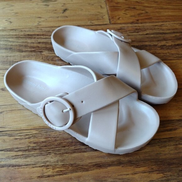 Comfy Gianni Bini White Slides 11 - Picture 1 of 8